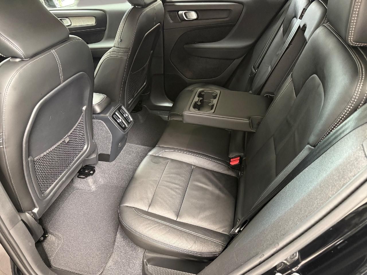 Fahrzeugabbildung Volvo XC40 Plus Dark 2WD