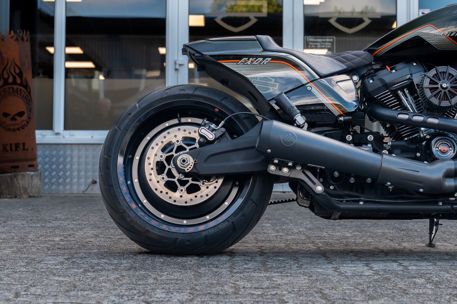 Fahrzeugabbildung Harley-Davidson FXDRS 114 CUI - KESSTECH - SEITLICHER KZH