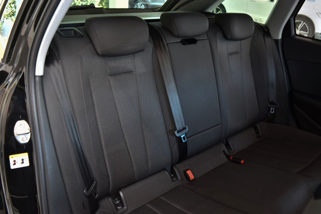 AUDI A4 2.0 TDI Avant~Navi~Bluetooth~Bi-Xenon~AHK AUDI A4 2.0 TDI Avant~Navi~Bluetooth~Bi-Xenon~AHK
