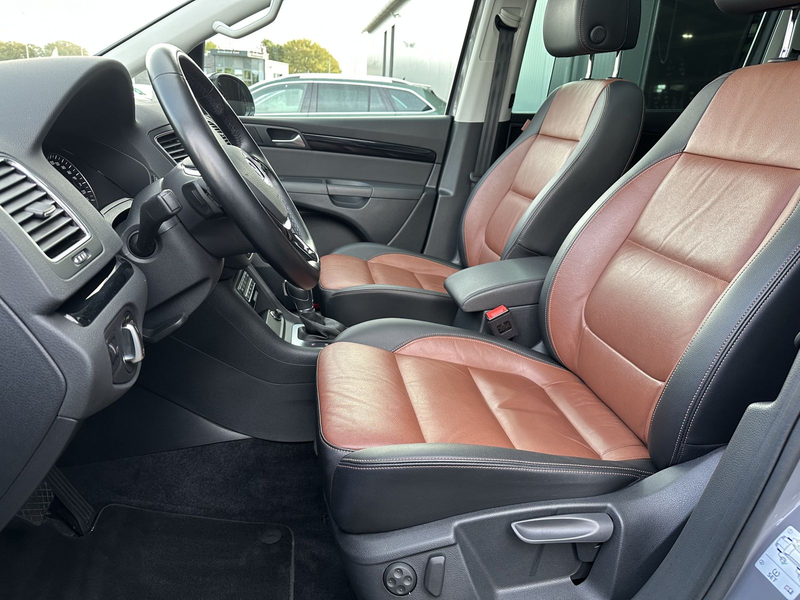 Fahrzeugabbildung Volkswagen Sharan 1.4 TSI DSG HL 7-Sitzer NAV+XEN+AHK+PANO