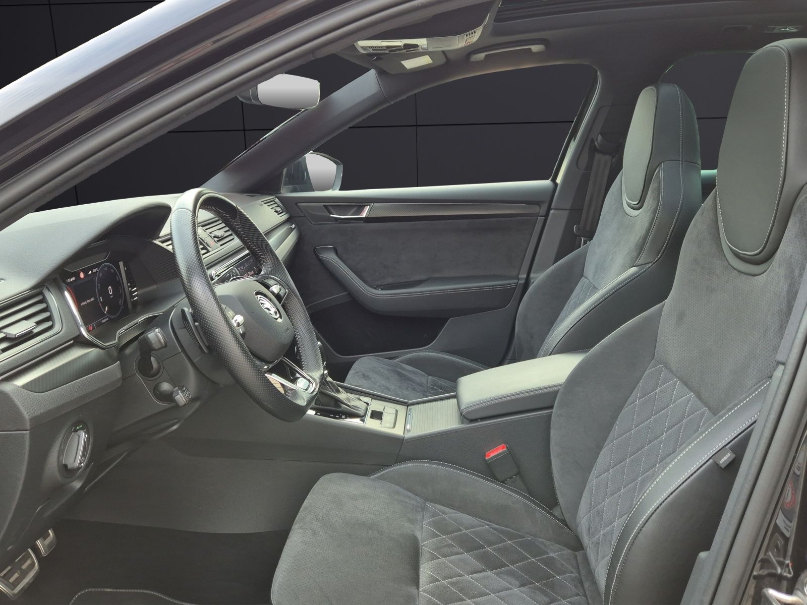 Fahrzeugabbildung SKODA Superb Combi TDI Sportline DSG 4x4 Matrix AHK Na