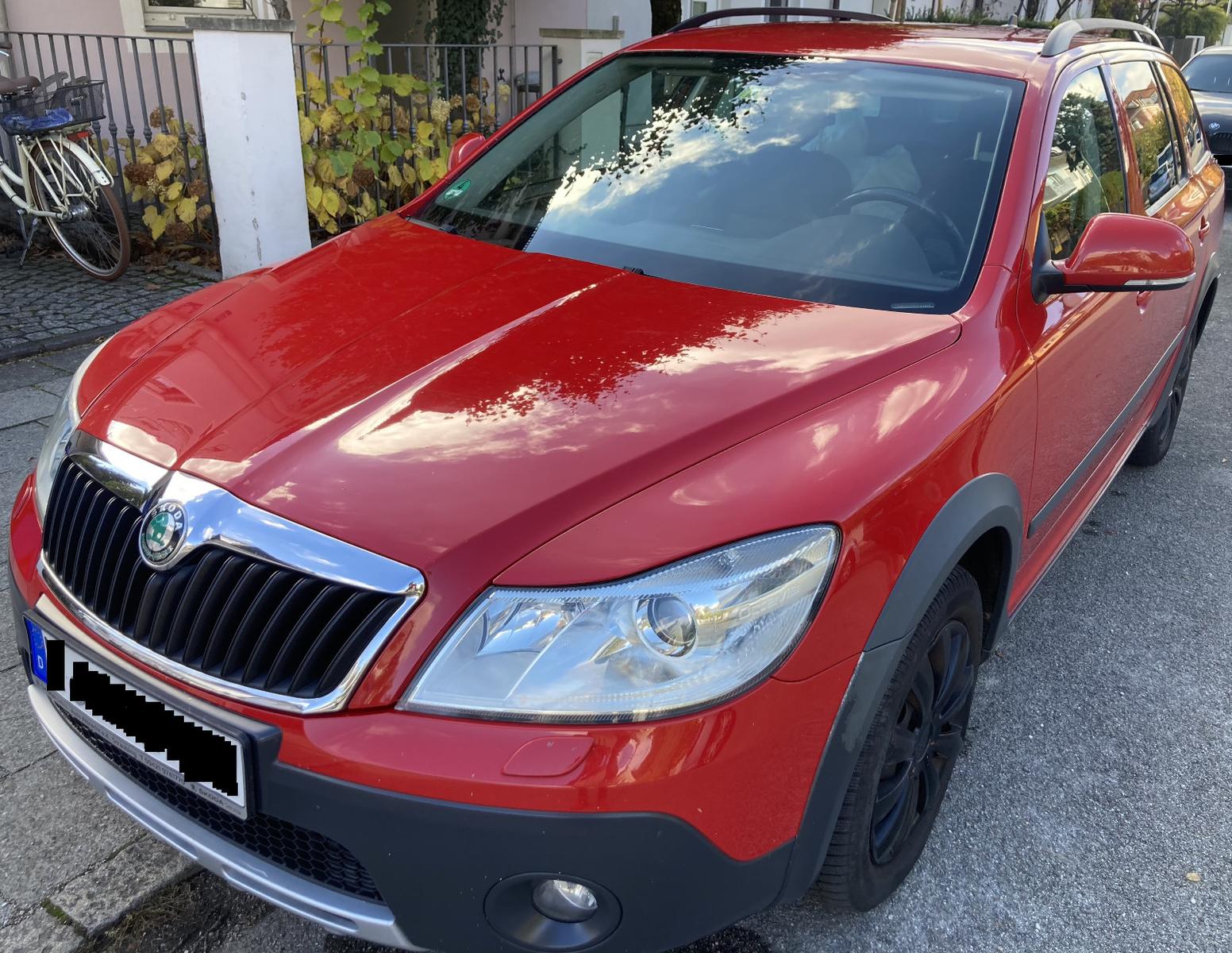 Skoda Octavia 2012 — rear view