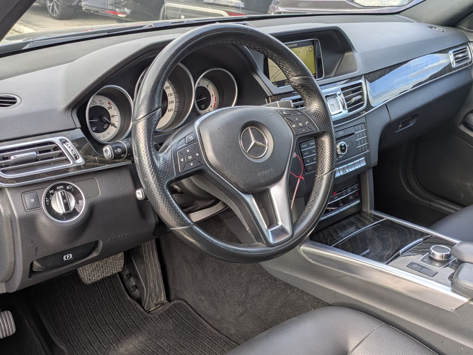 Fahrzeugabbildung Mercedes-Benz E 220 Avantgarde LED*AHK*KAMERA*TEMP*NAVI*SHZ