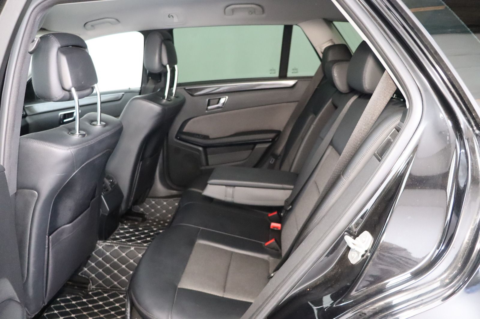 Fahrzeugabbildung Mercedes-Benz E 350 CGI T BlueEFFICIENCY * Navi * Sitzhzg. *