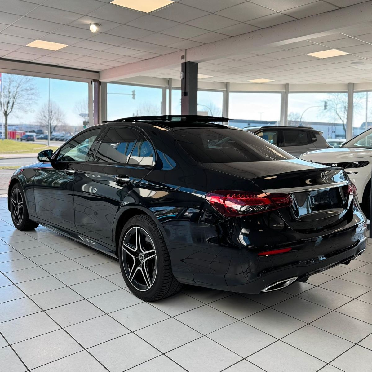 Fahrzeugabbildung Mercedes-Benz E 300 E Limousine E 300 e