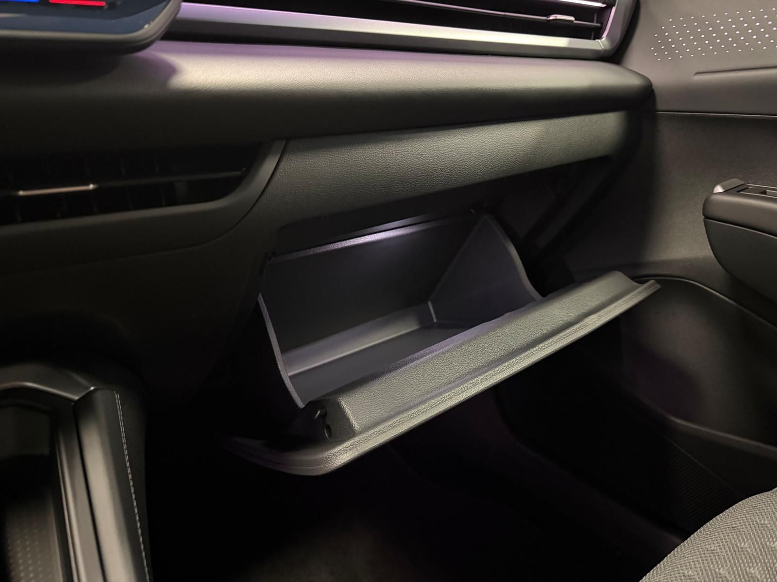 Fahrzeugabbildung Volkswagen T-Roc 1.5 eTSI DSG R-Line+AHK+ACC+TOTWINKEL+RFK+