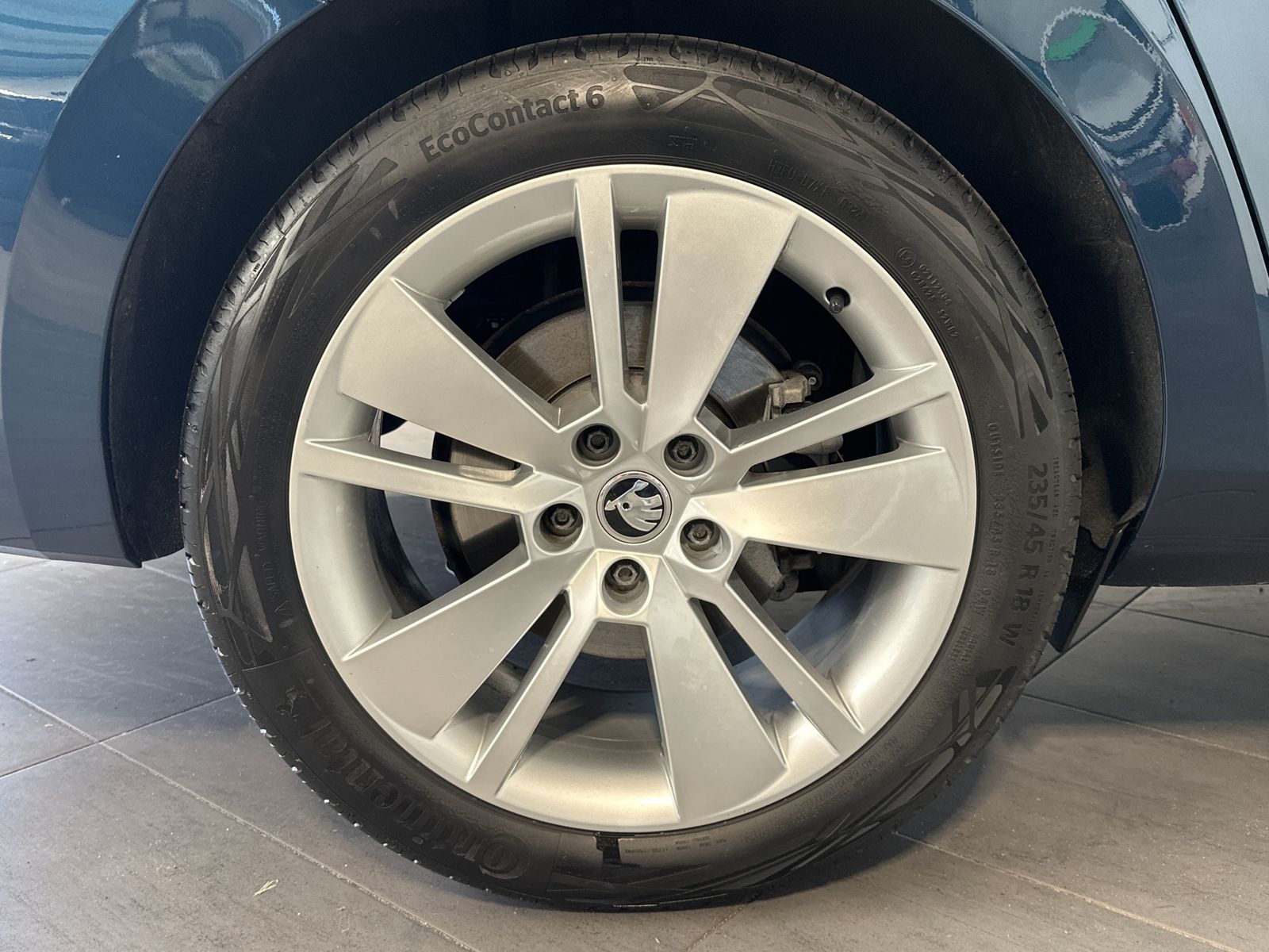 Fahrzeugabbildung SKODA Superb Combi 2.0 TDI Premium Edition NAV+LED+AHK
