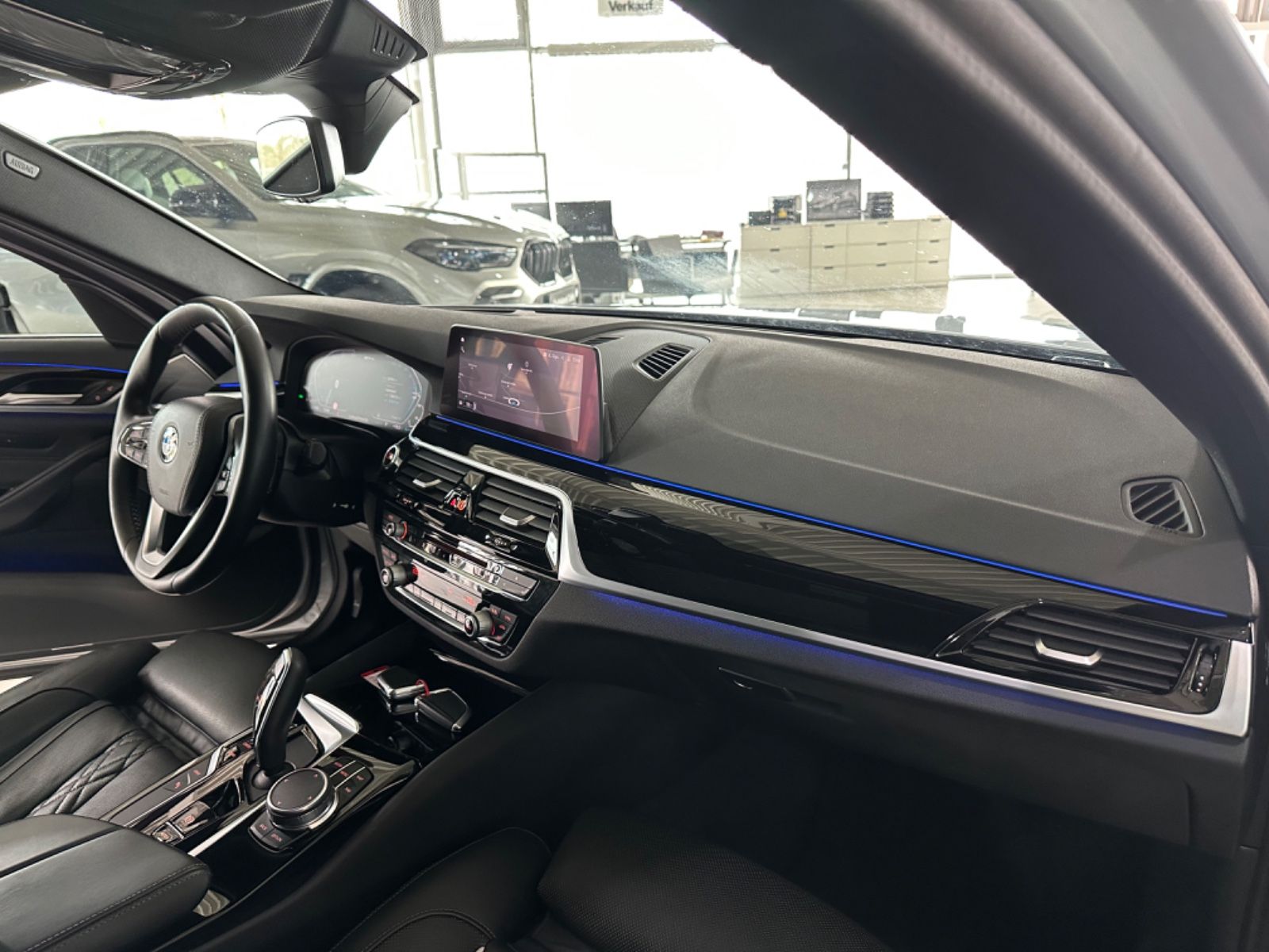 Fahrzeugabbildung BMW 530e iP Sport Line ACC Kamera HUD DAB HiFi