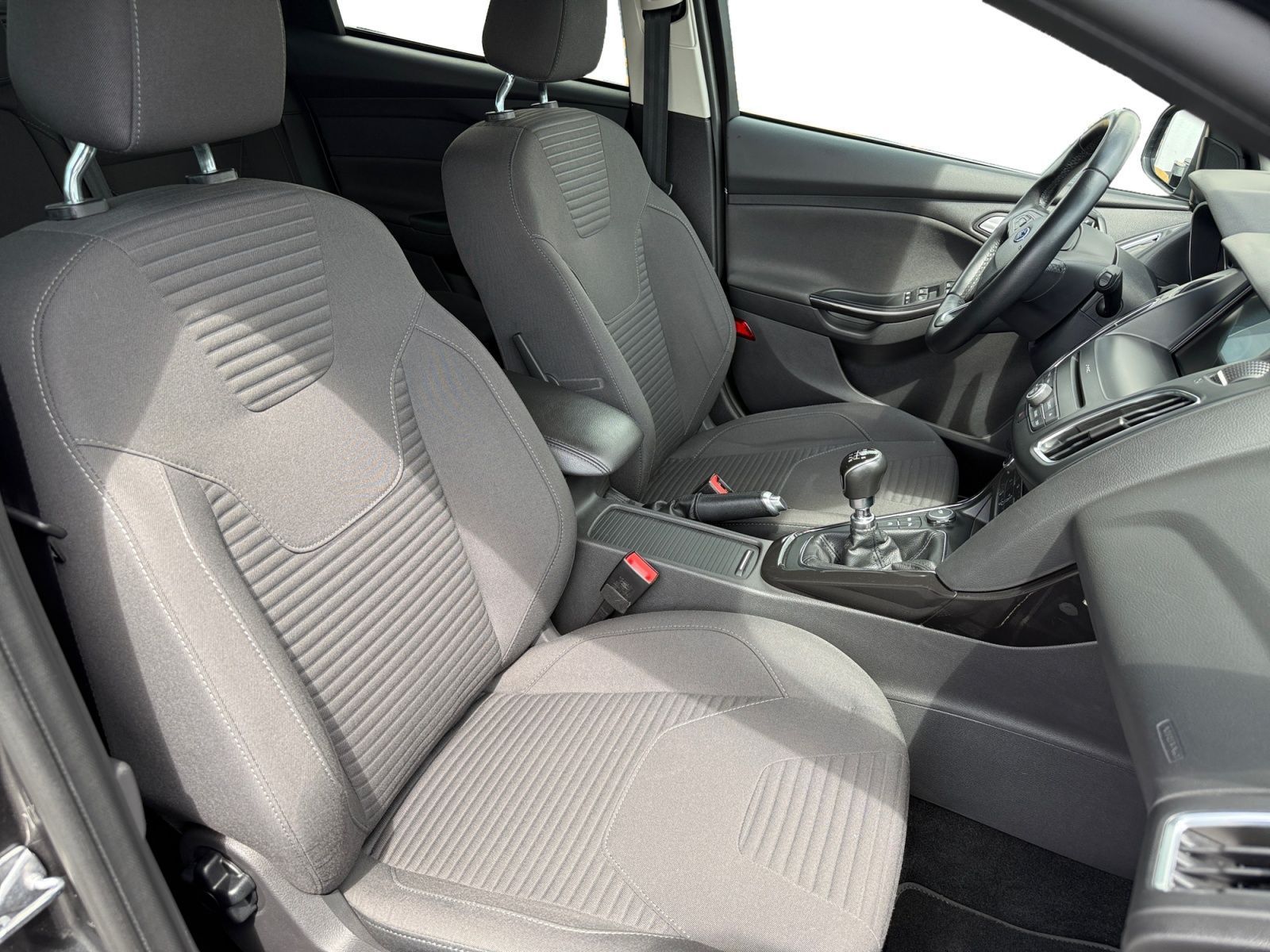 Fahrzeugabbildung Ford Focus 1.0 EcoBoost Titanium NAVI PDC
