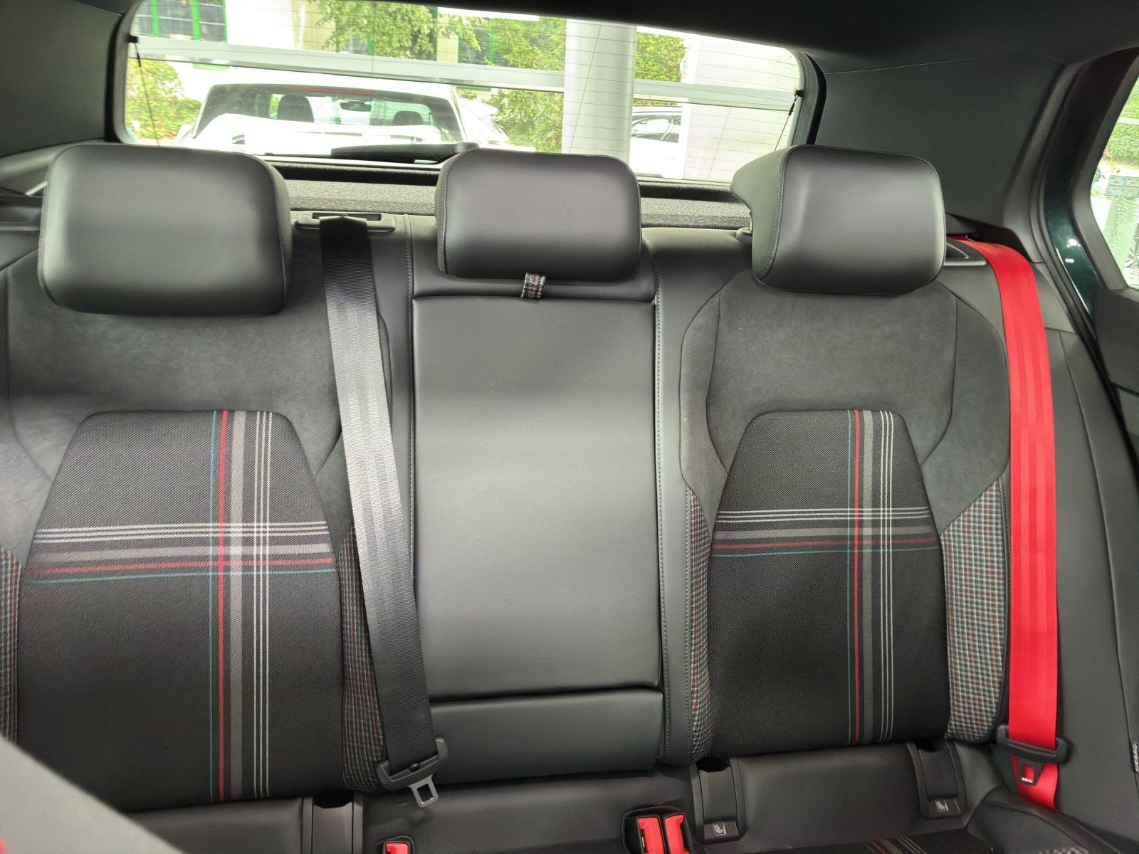 Fahrzeugabbildung Volkswagen Golf VIII 2.0 TSI W GTI Edition 50 360,HUD,LED