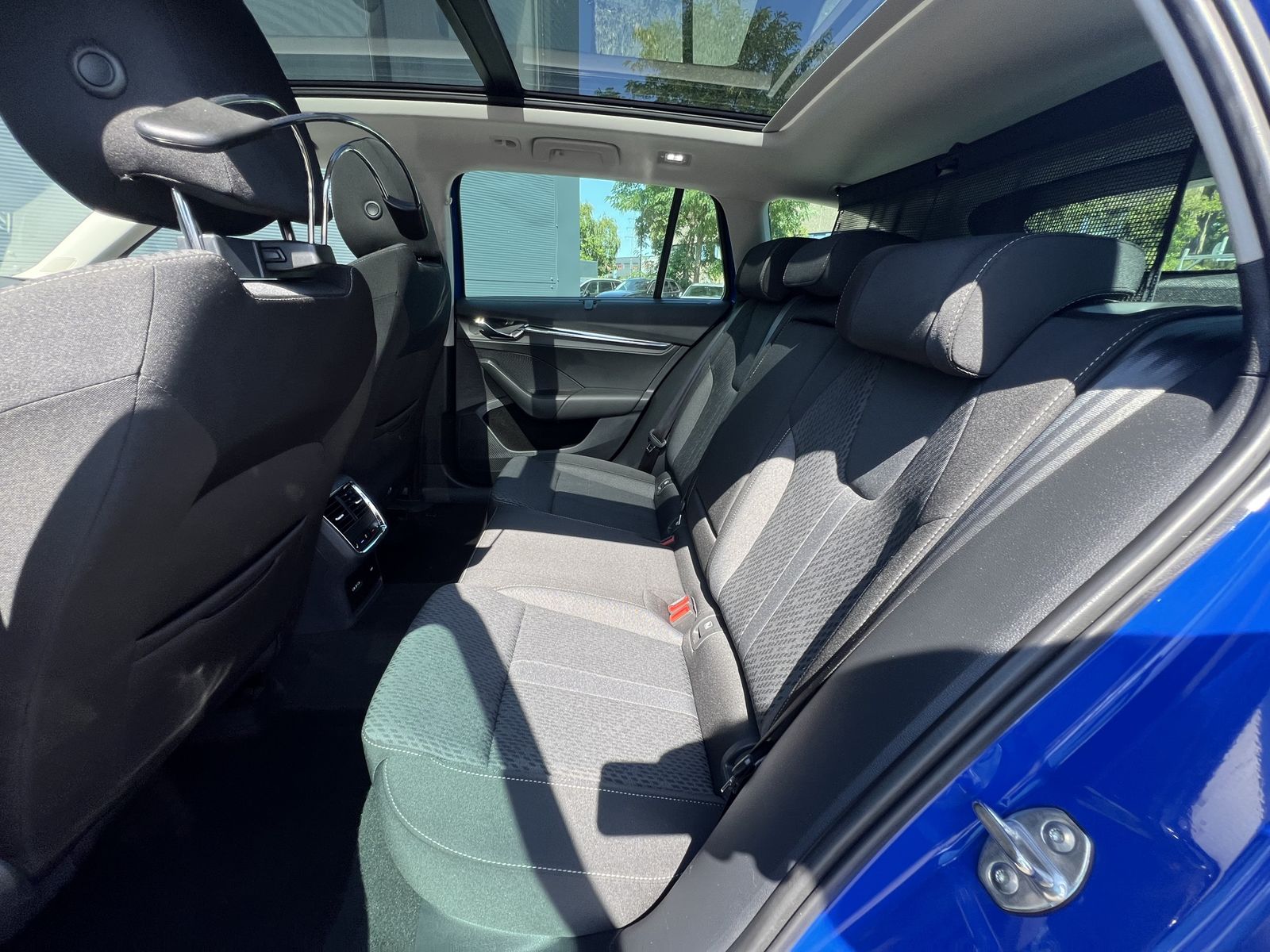 Skoda Octavia Combi 2.0 TDI DSG 4x4 Style ACC PANO foto 7