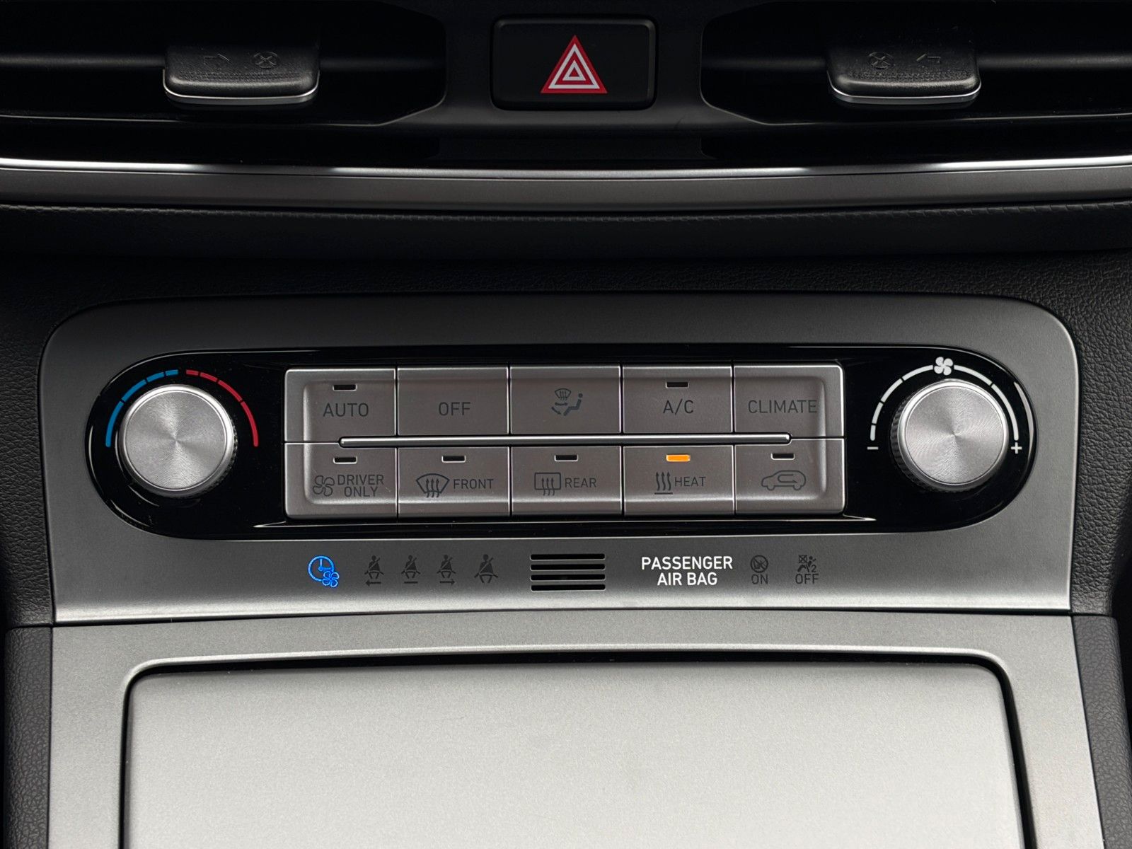 Fahrzeugabbildung Hyundai KONA E Select SHZ LHZ PDC CarPlay ACC Navi LKA