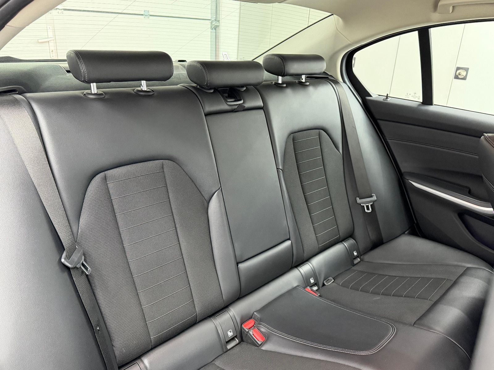 Fahrzeugabbildung BMW 330i LIMOUSINE/SPORT/LIVE COC/HiFi/AMBIENTE/H&R