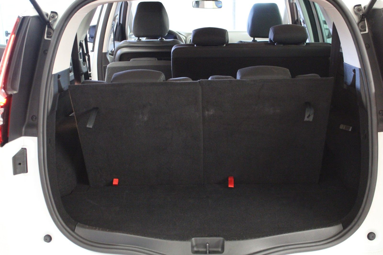 Fahrzeugabbildung Renault Grand Scenic TCe140 Limited Deluxe EDC 7-Sitzer