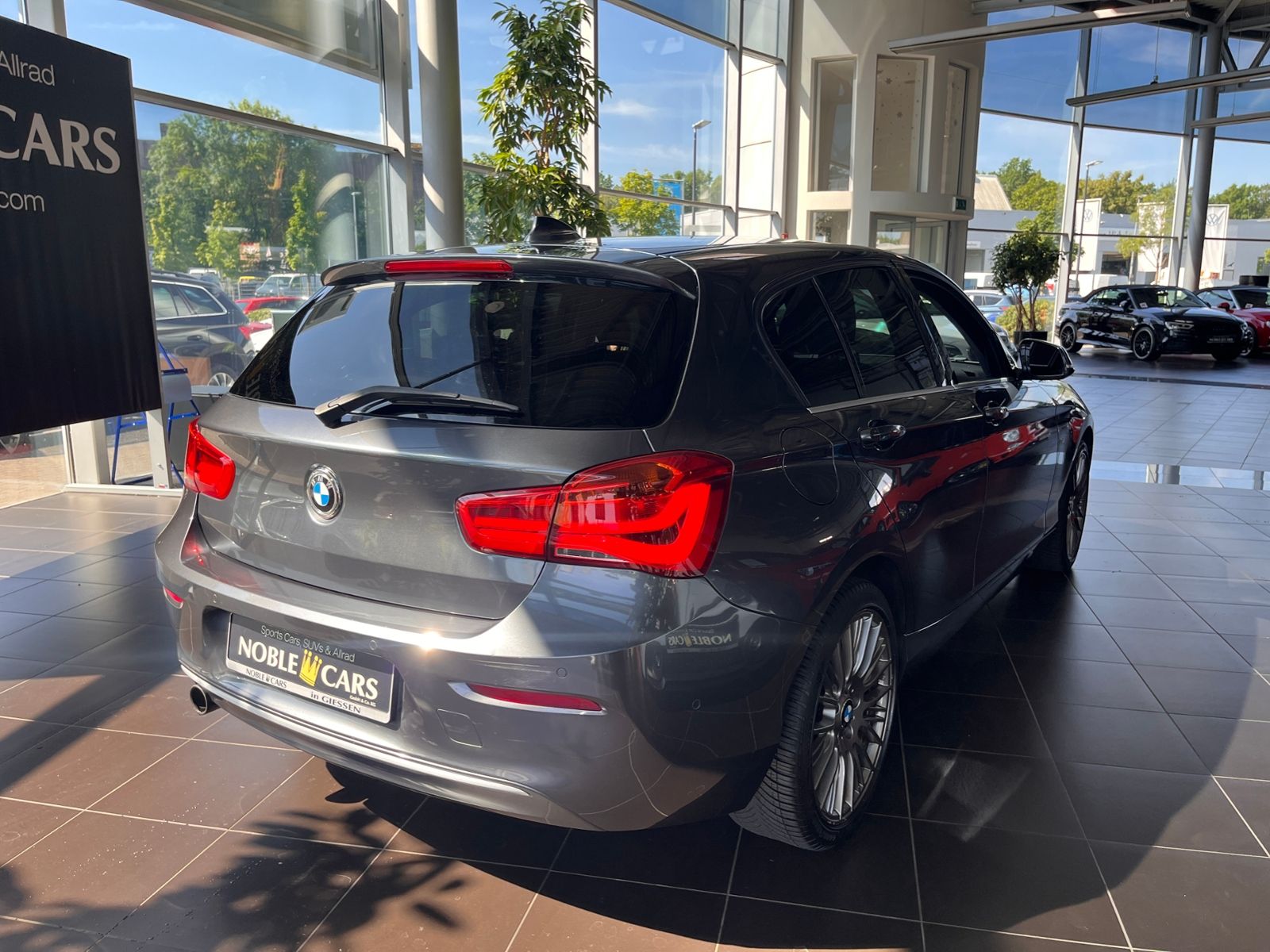 Fahrzeugabbildung BMW 118 i Sport Line KLIMA LED SHZ PDC 17"