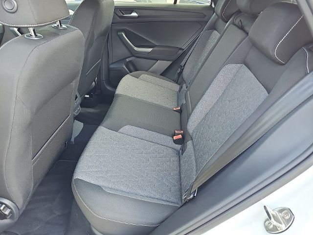 Fahrzeugabbildung Volkswagen T-Roc MOVE 1,5 TSI DSG BEATS AHK STHZG KAMERA NA
