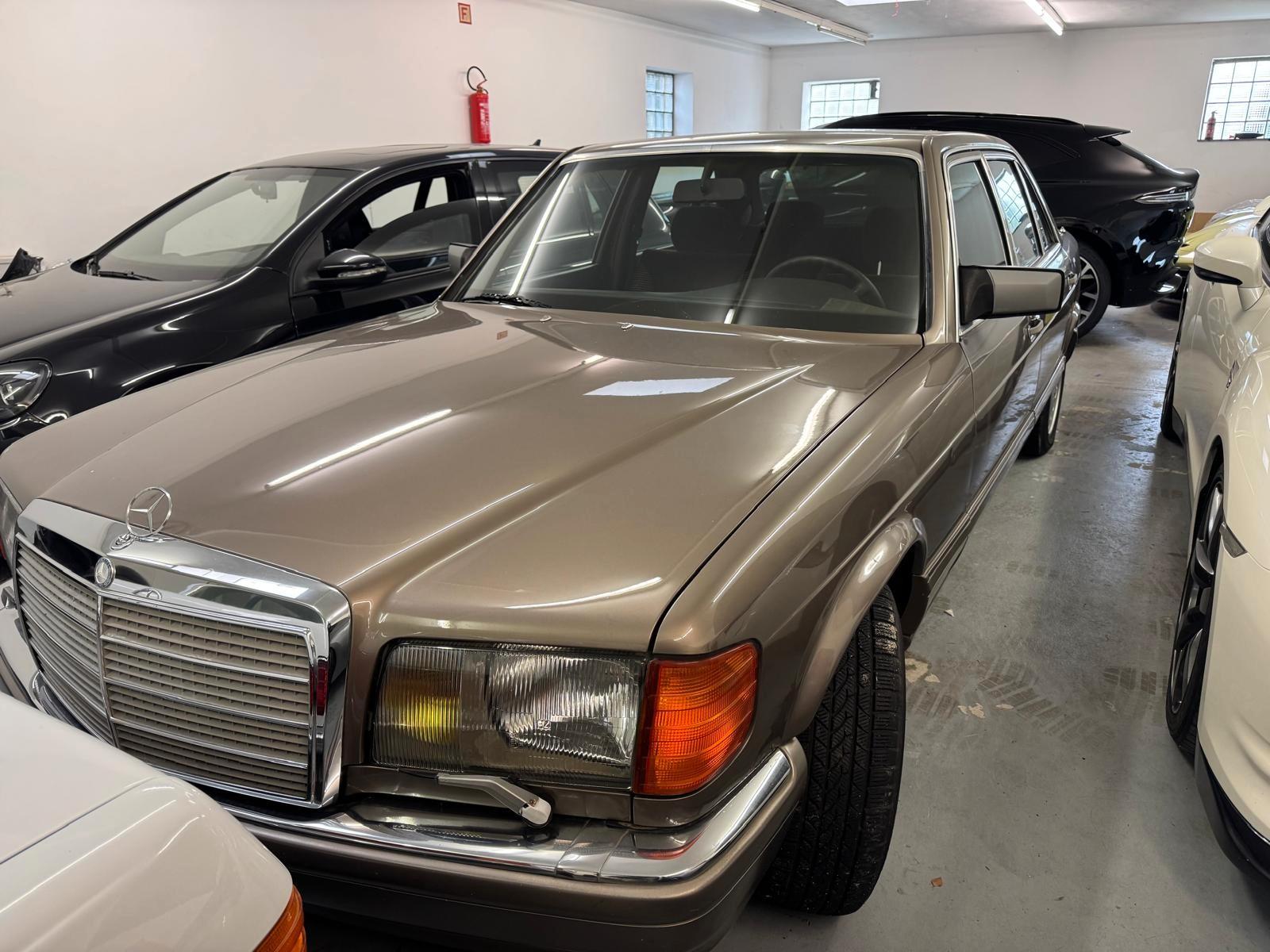Mercedes-Benz 560 SEL