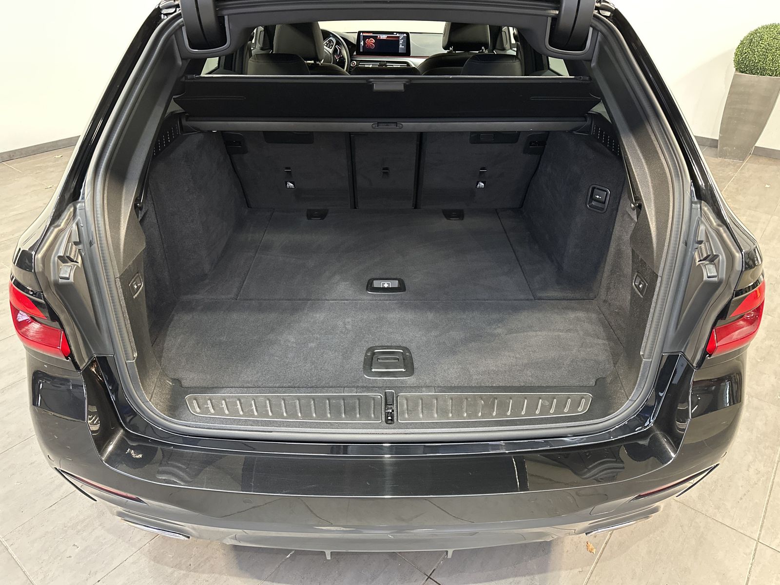 Fahrzeugabbildung BMW 520d Touring xDrive M-Sport NAV+LED+AHK+KAM+ACC