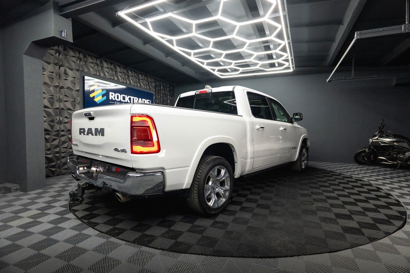Fahrzeugabbildung Dodge RAM 5.7 V8 HEMI 4x4 LARAMIE LPG *Unfallfrei*Pano