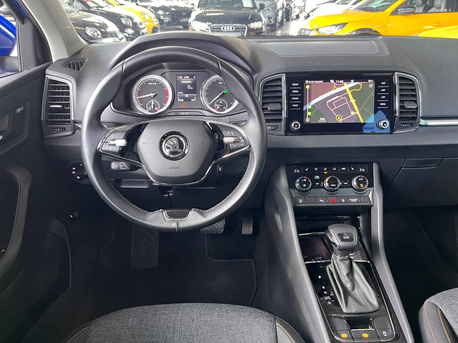 Fahrzeugabbildung SKODA Karoq Clever ACC RFK LED NAVI