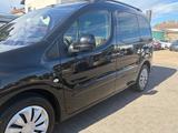 Peugeot Partner Tepee Allure*Temp.*AHK*Klima*5.Sitze*PDC - schwarze Peugeot Partner