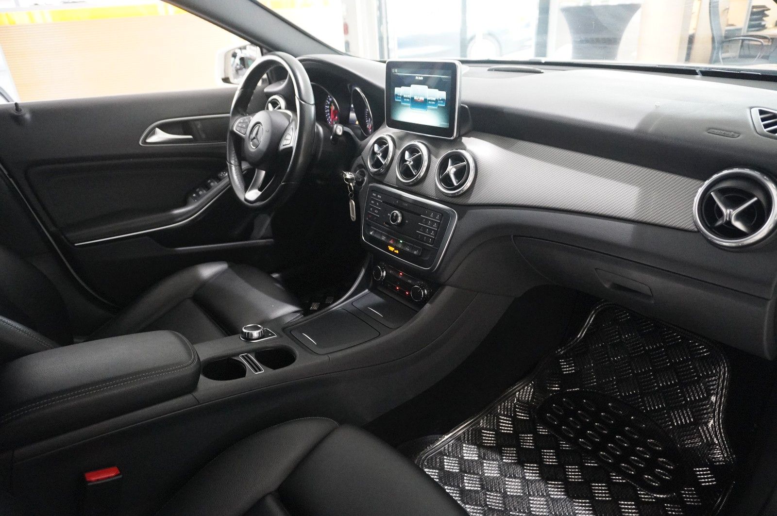 Fahrzeugabbildung Mercedes-Benz GLA 180 STYLE 7G-DCT NAVI/BI-XENON/SHZ/KAMERA