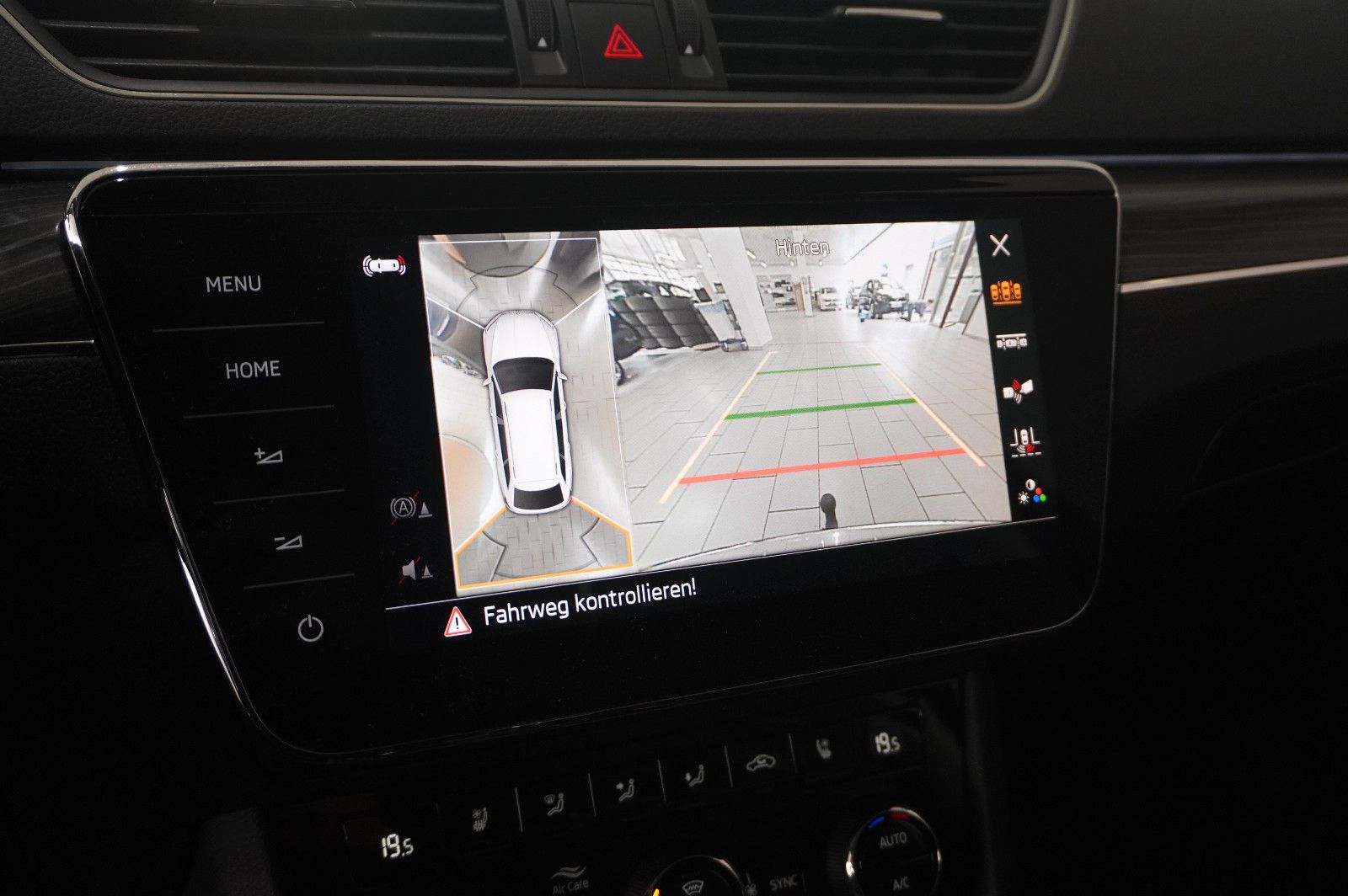 Fahrzeugabbildung SKODA Superb Combi 2.0D PREMIUM 4X4 NAVI/LED/360°/AHK