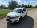Volkswagen VW Tiguan 1.4 TSI DSG, Panodach, ParkAssist, AHK - VW Tiguan Gebrauchtwagen in Stuttgart