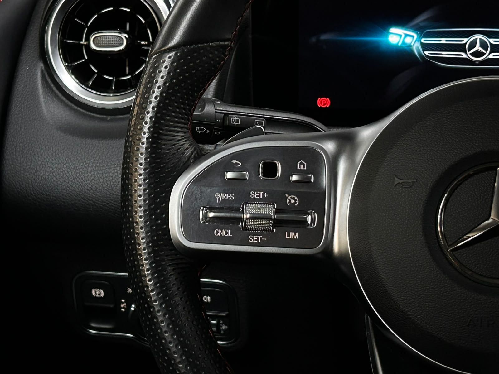 Fahrzeugabbildung Mercedes-Benz GLB 250 CGI 2X AMG Line >NIGHT+WIDES+LED+SHZ+19"