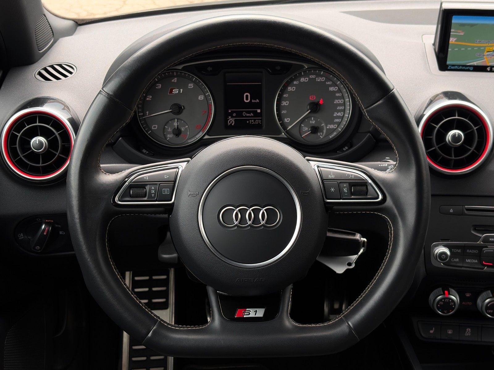 Fahrzeugabbildung Audi S1 2.0 TFSI quattro SHZ PDC Navi Leder Ambiente