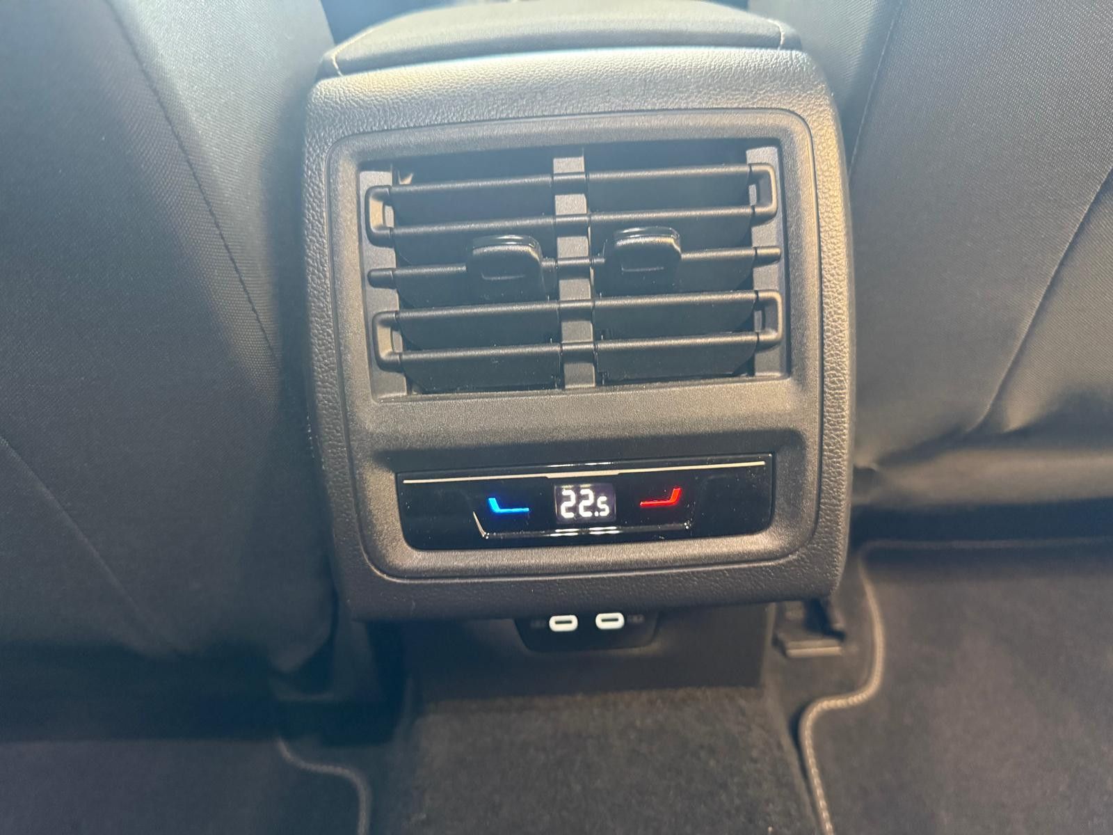 Fahrzeugabbildung Volkswagen Golf VIII Lim. Active/AHK/SCHECKHEFT/NAVI/KAMERA