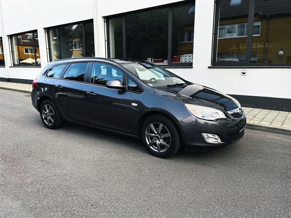 Opel Astra 2011 — interior