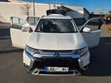 Mitsubishi Outlander 2WD 2.0 Diamant, TÜV und Bremsen neu - weiße Mitsubishi Outlander
