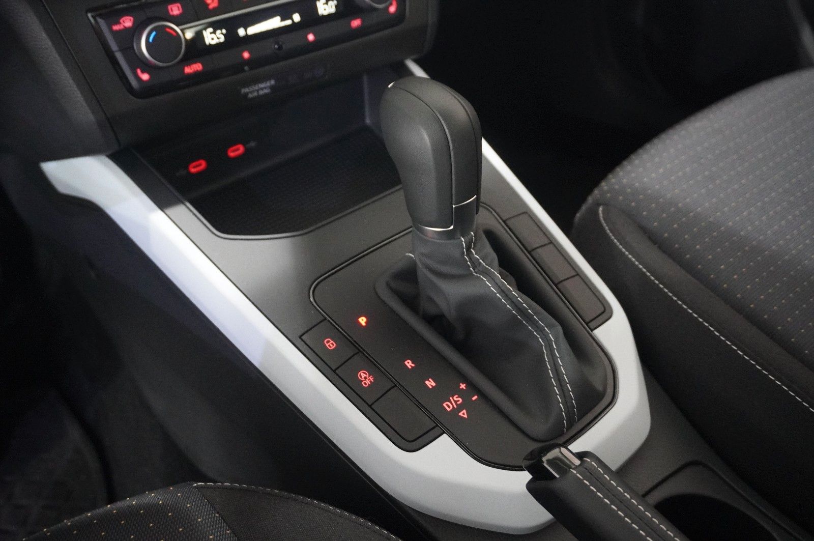 Fahrzeugabbildung SEAT Arona 1.0 TSI STYLE DSG NAVI/VIRTU./SHZ/PDC/DAB+