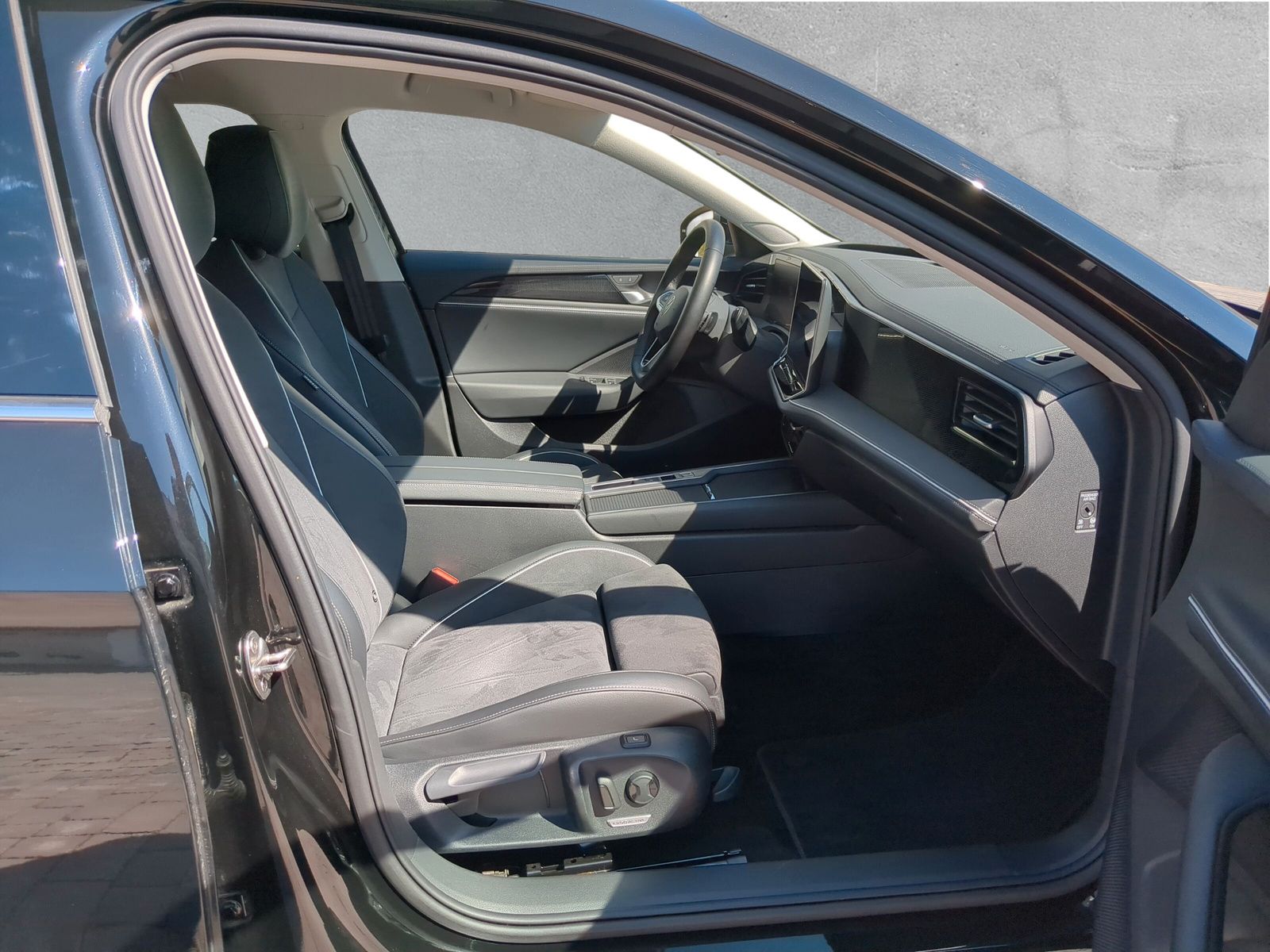 Fahrzeugabbildung Volkswagen Passat Variant 2.0 TDI Business AHK Kamera SHZ A