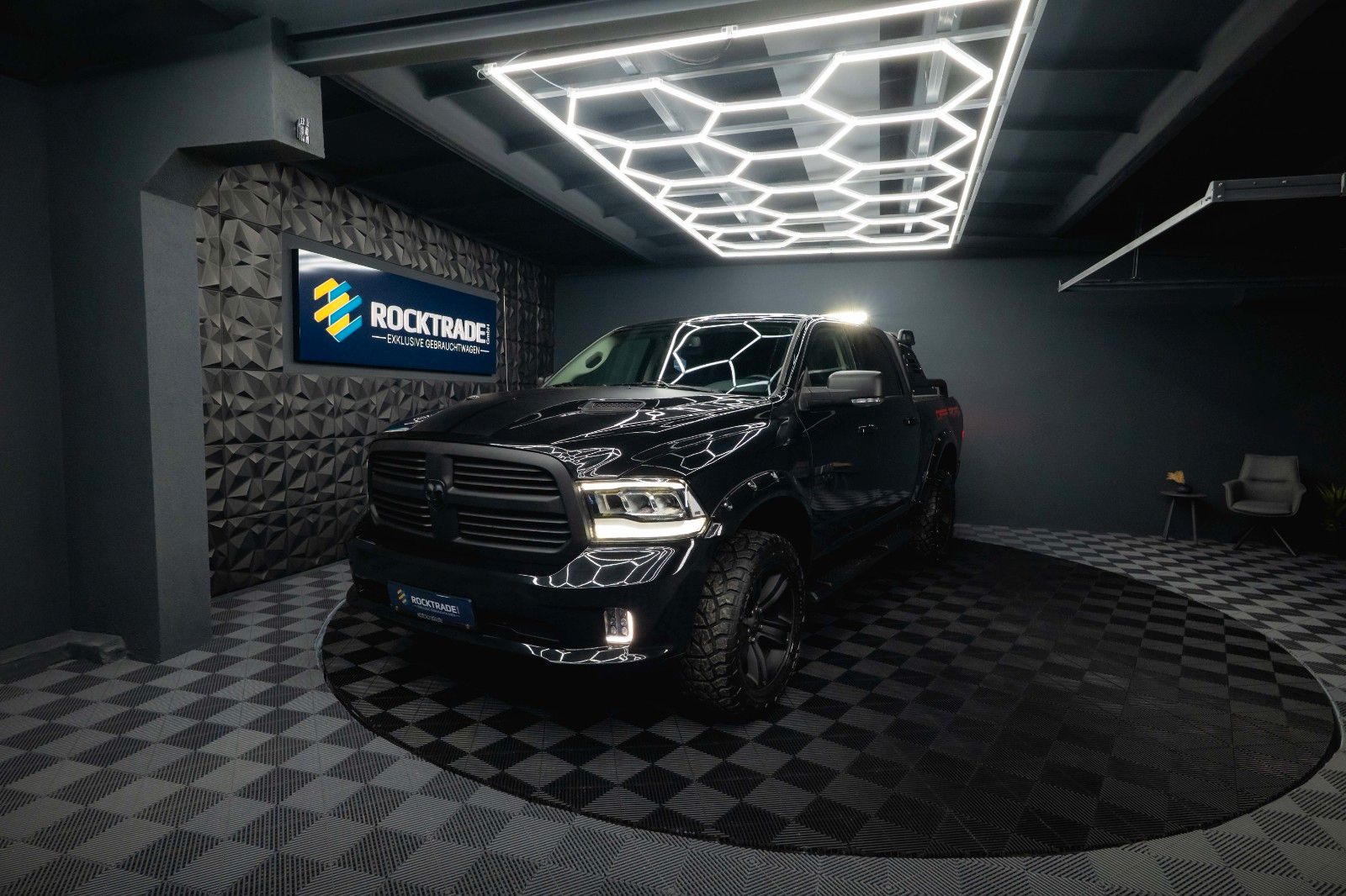 Fahrzeugabbildung Dodge RAM 3.6 V6 4x4 OFFROAD BLACK EDITION *LED*6Sitze