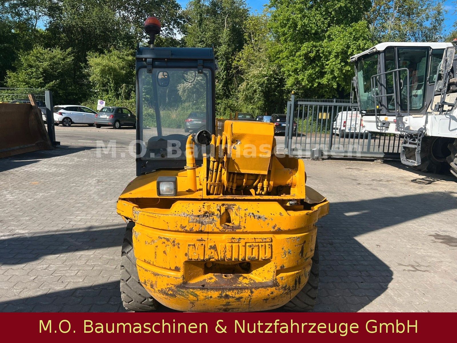 Fahrzeugabbildung Manitou BT 420 / SW /Gabel / 2 t / 4m / 4x4 /