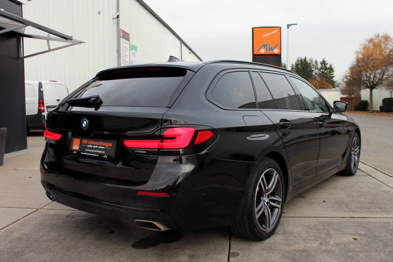 Fahrzeugabbildung BMW 530d xDrive Touring ACC LED HUD KAM BT NAV AMBI