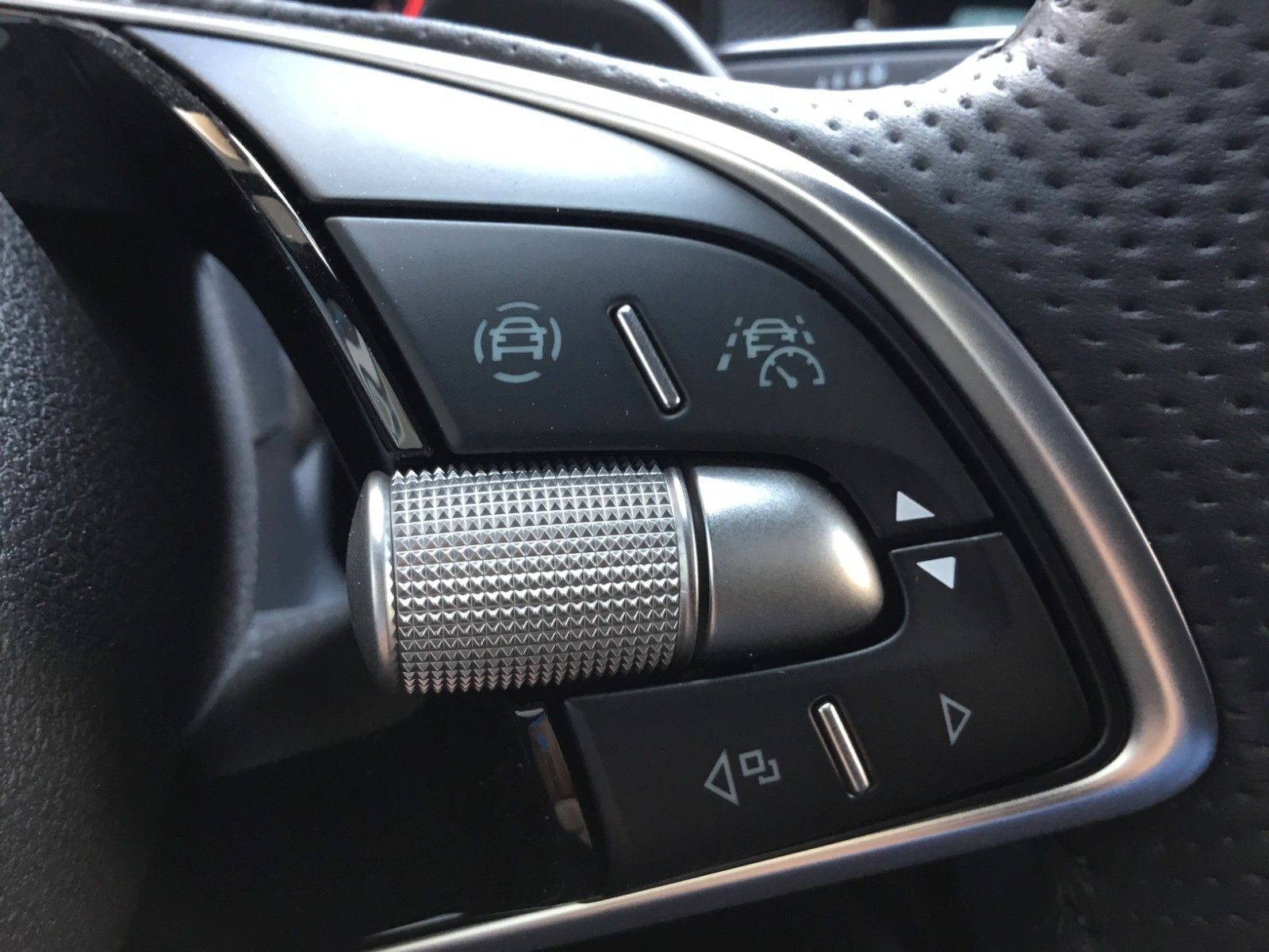Fahrzeugabbildung SKODA Kamiq 1.5 TSI DSG Monte Carlo+AHK+Navi+Kamera