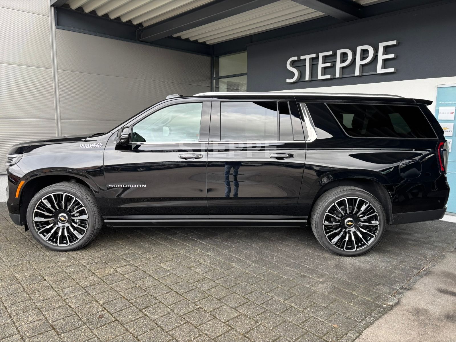 Chevrolet MY26 Suburban 6,2 High Country AHK  24" Luftfed.