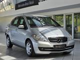 Mercedes-Benz A 160 Automatik SITZHEIZUNG+KLIMAANLAGE+TEMPOMAT - Mercedes-Benz A 160 Gebrauchtwagen in Stuttgart