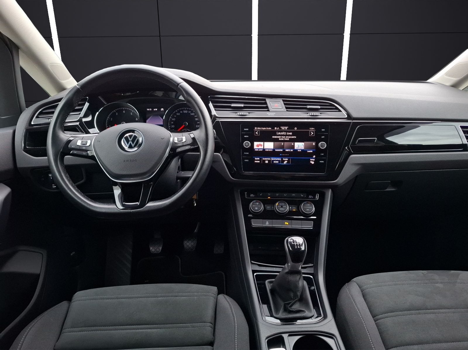 Fahrzeugabbildung Volkswagen Touran TSI Highline AHK ACC LED Navi PDC SH