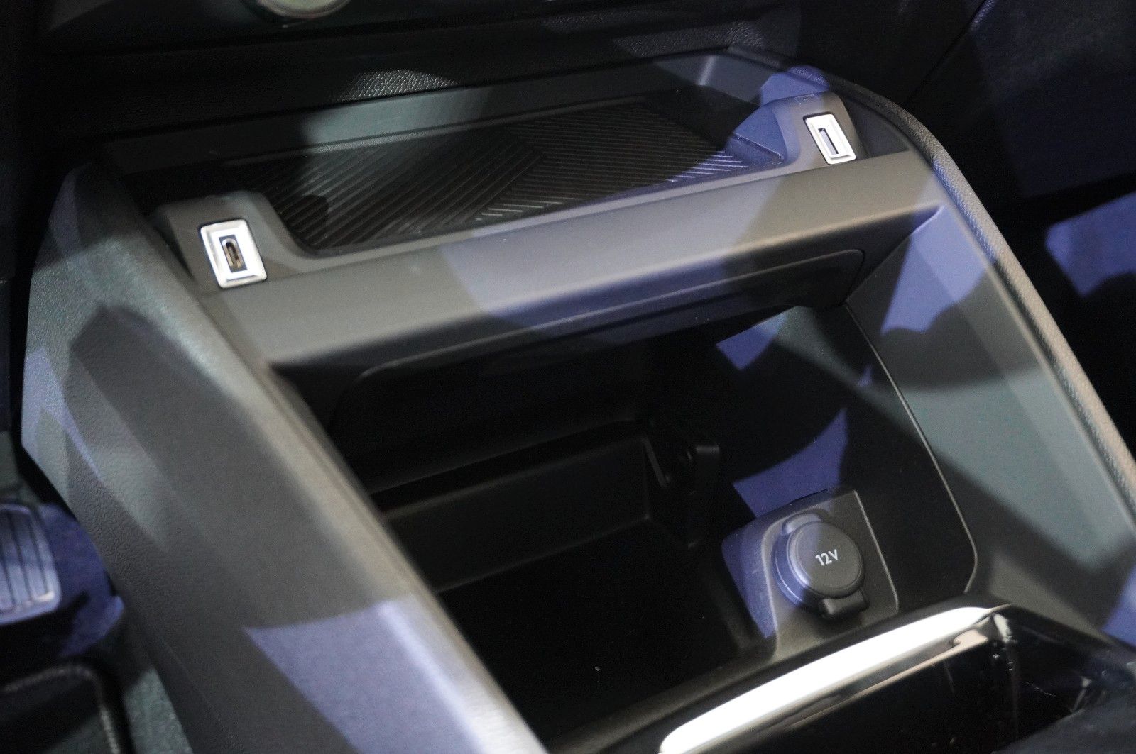 Fahrzeugabbildung Citroën C4 Lim. 1.2T PLUS NAVI/LED/KAMERA/SPORT /VIR/DAB