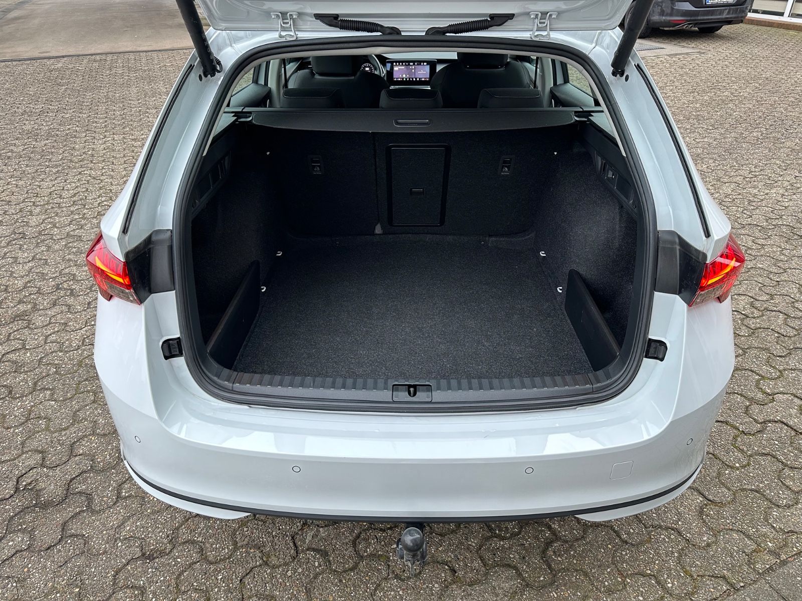 Fahrzeugabbildung SKODA Octavia Combi 1.5 TSI Selection DSG AHK/ACC/LED