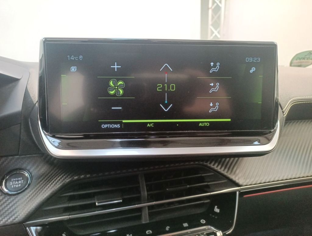 Fahrzeugabbildung Peugeot 208 1.2T GT LED/NAVI/SHZ/PANO/HEAD/CAM/PDC/17"
