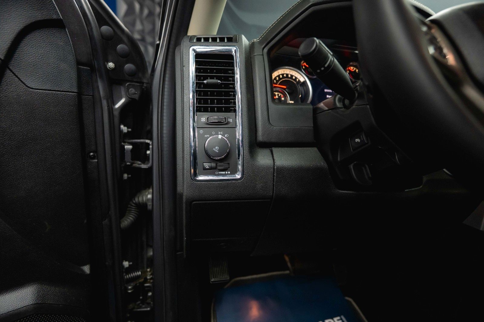 Fahrzeugabbildung Dodge RAM 5.7 V8 HEMI 4x4 Sport LARAMIE NightPaket 19%