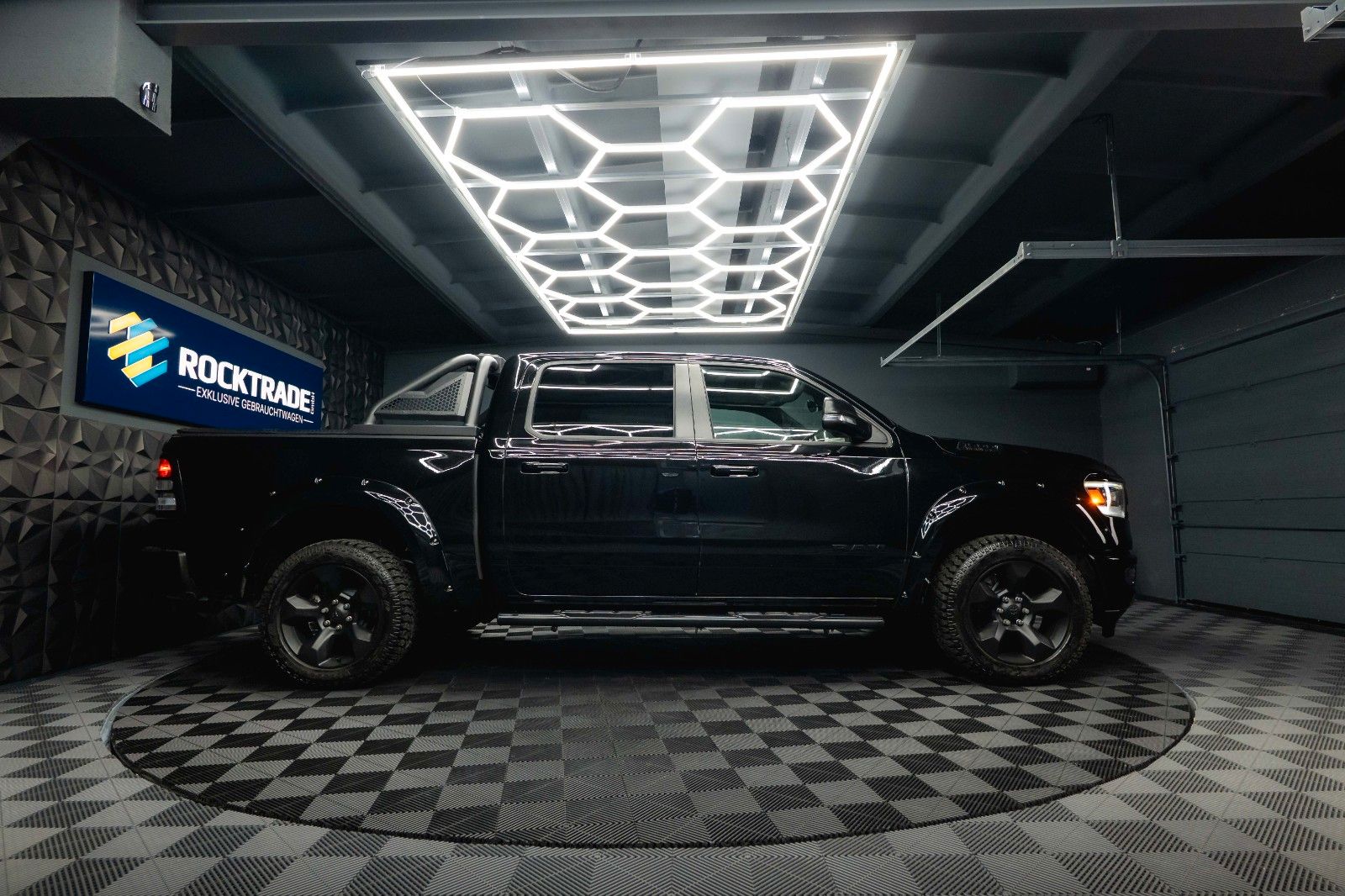 Fahrzeugabbildung Dodge RAM 5.7 V8 HEMI 4x4 Offroad Night-Paket LED 19%