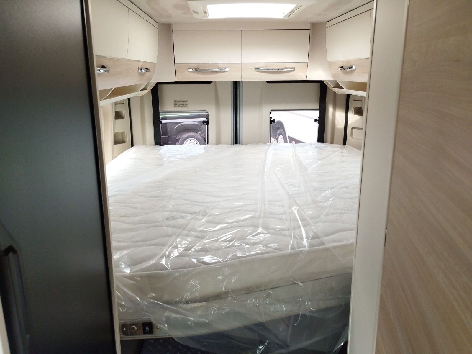 Fahrzeugabbildung Eura Mobil Van V 635 HB Comti D 6E, Mondial Paket
