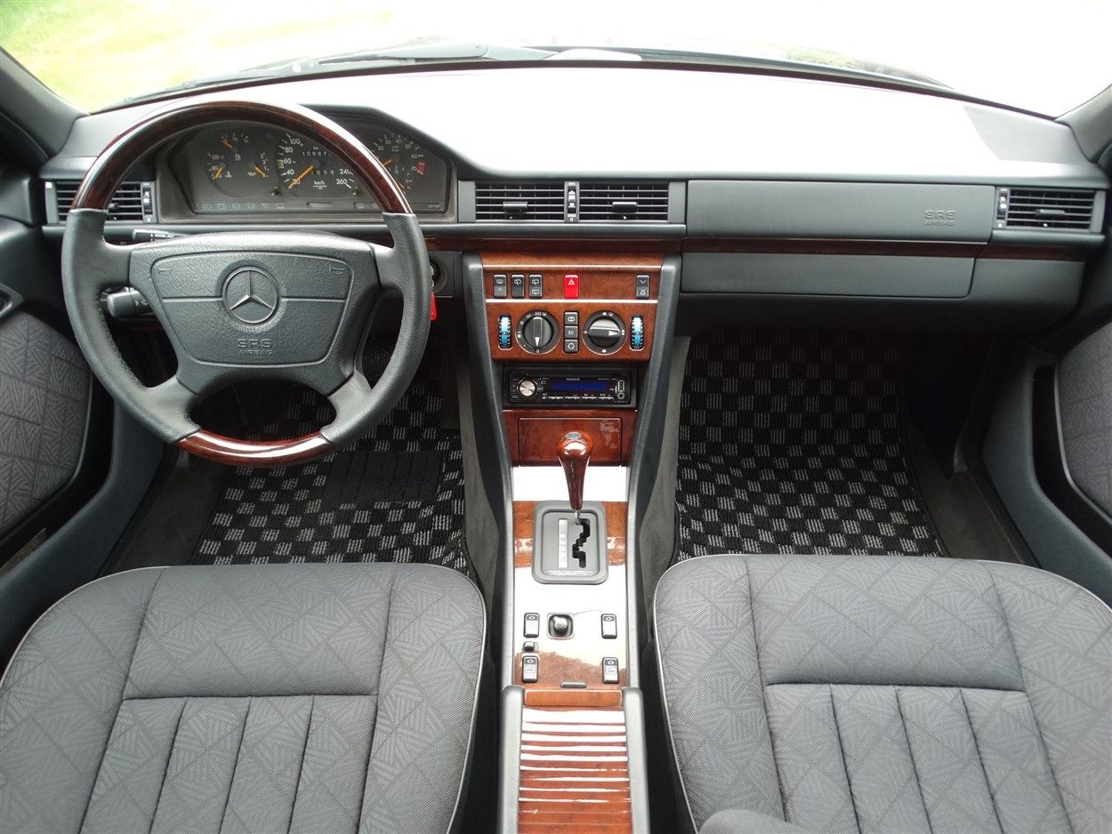 Fahrzeugabbildung Mercedes-Benz E 320 Kombi/Ausnahmezustand/7 Sitze/Klima