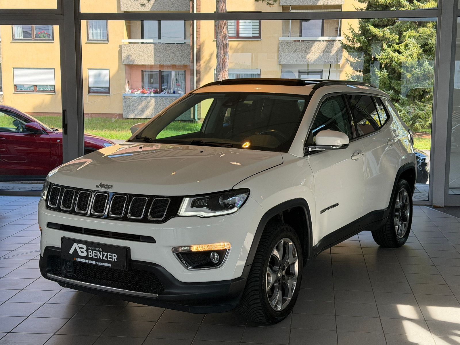 Fahrzeugabbildung Jeep Compass Limited 4WD /PANO/SHZ/L-HEIZ/PDC